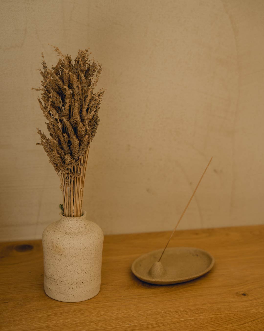 diffuser on plate next to white vase with herbal tea f zeen boutique