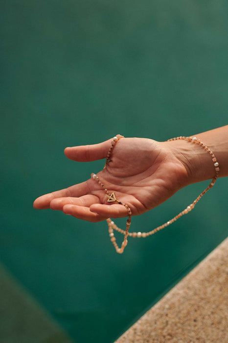 THE IŌNIOS PEACH MOONSTONE NECKLACE